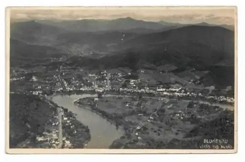 [Echtfotokarte schwarz/weiß] BLUMENAU. VISTO DO AVIÃO. 