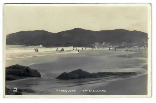 [Echtfotokarte schwarz/weiß] CABEÇUDAS. STA. CATHARINA. HOTEL CABEÇUDAS. Prop. José Zwölfer. Excellente predio de construcção moderna. Esplendida Praia de Banho. 