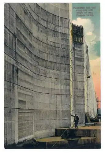 [Ansichtskarte] Miraflores lock wall compared with height of man, Panama Canal. 