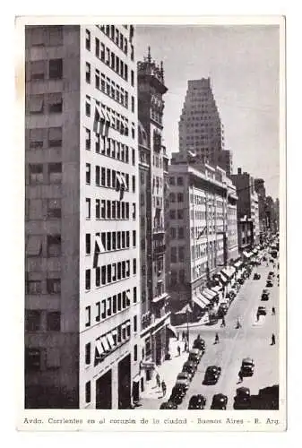 ARGENTINA. Buenos Aires. Avenida Corrientes en el corazón de la ciudad.