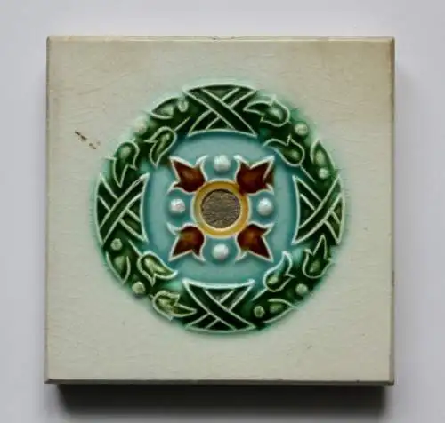 Art Deco Herdfliese, Fliese, Kachel mit floralem Kranzdekor, um 1920-1930