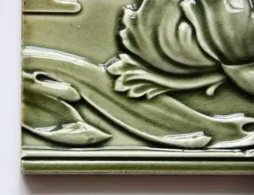 Olivgrüne Jugendstil Halbfliese, Art Nouveau Kachel, florale Bordüre, um 1900