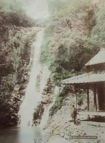 "Taki-No-Kannon", handkolorierter Vintage Albuminabzug, Japan, um 1850-1899