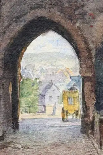 Blick durch den Torbogen eines Stadttores auf eine Kleinstadt, Aquarell, um 1900