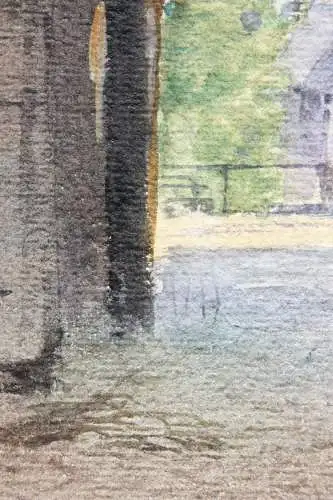 Blick durch den Torbogen eines Stadttores auf eine Kleinstadt, Aquarell, um 1900