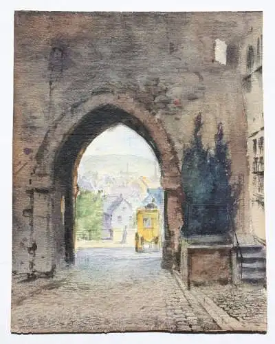 Blick durch den Torbogen eines Stadttores auf eine Kleinstadt, Aquarell, um 1900