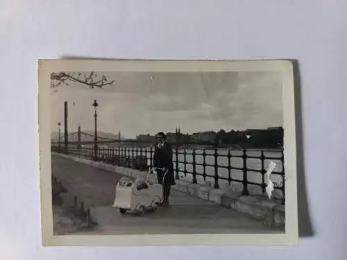 Vintage Foto Frau mit Kindenwagen in den 50/60er Jahren in Budapest, amDonauufer