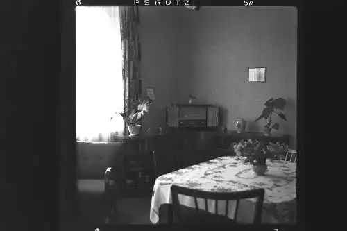 Vintage Negativ Foto Wohnzimmer mit Röhrenradio in Deutschland  '60s