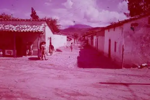 Vintage Dia Film Slide 35mm Mexico small Village Street Scene 66s B4/L77