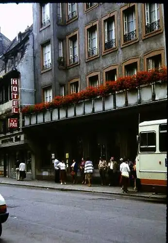 Orig 35mm DIA Slide  Strassbourg Hotel Pax Strassenszene  1981 B12/44