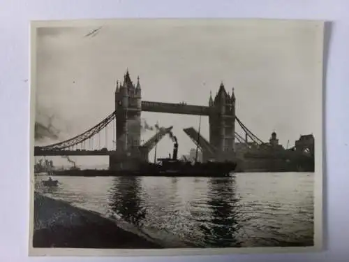 Vintage Foto London Steamer under Tower Bridge c1940