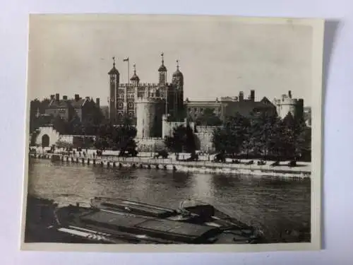 Vintage Foto  The Tower of London seen from the River Thames  c1940