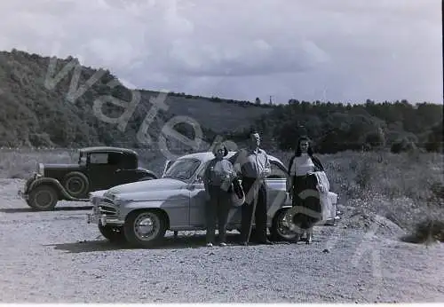 Vintage Negativ Foto Familie steht vor dem Skoda 440 1950s  B10/10