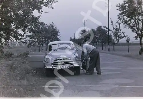 Vintage Negativ Foto Skoda 440 braucht etwas Luft in den Rädern 1950s  B10/4