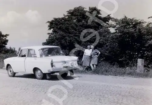 Vintage Negativ Foto 2 Frauen stehen vor einem Moskwitch 408 1960s  B10/7