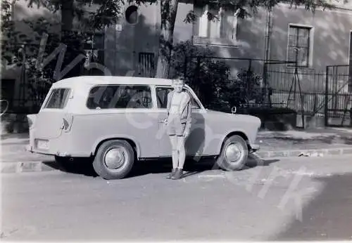 Vintage BW Negativ Foto Ein Bub posiert vor dem Trabant  B10/37