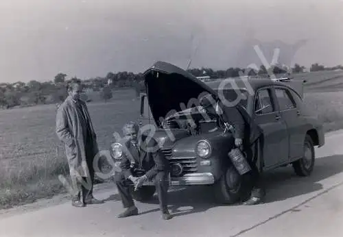 Vintage BW Negativ Foto Unterwegs mit GAZ M 20 Pobeda 1950s  B10/49