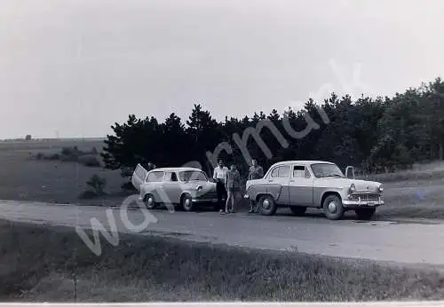 Vintage BW Negativ Foto Unterwegs mit Moskvitch und Trabant 1950/60s  B10/52