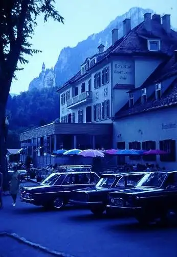 Orig 35mm DIA Slide Hohenschwangau Hotel Lisl&Oldtimer am Parkplatz '70 B13/24