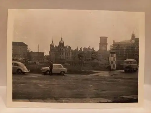 Vintage Foto B&W  DDR Dresden Strassenszene mit Bus und  Trabant 1967