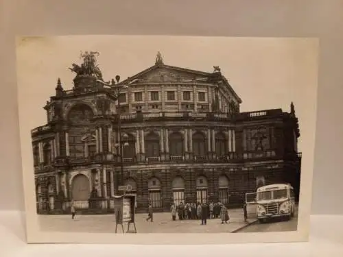 Vintage Foto B&W  DDR Dresden Semperoper Strassenszene mit Ikarus Bus  1967