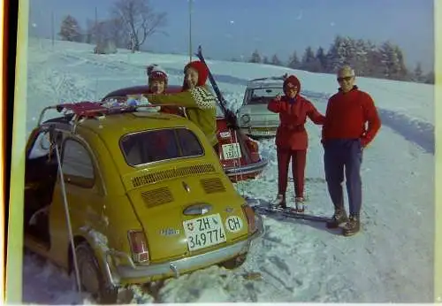 Vintage Negativ Foto Fiat 500 im Schnee mit züricher Kennzeichen 10/K2/110