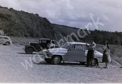 Vintage BW Negativ Foto Unterwegs mit Oldtimer 1950s  B10/53