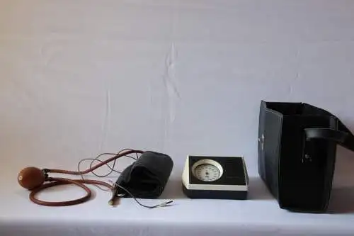 Vintage russisches Blutdruckmessgerät mit Tasche