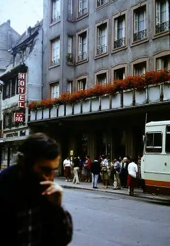 Orig 35mm DIA Slide  Strassbourg Hotel Pax Strassenszene  1981 B12/42