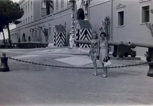 Vintage Negativ Foto 2 Damen vor dem Schloss in Monaco  '60s B12/4/21