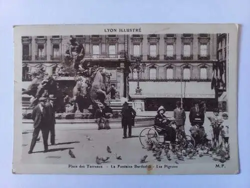AK Postcard CPA  Place des Terreaux - Pigeons Lyon Illustré 1939
