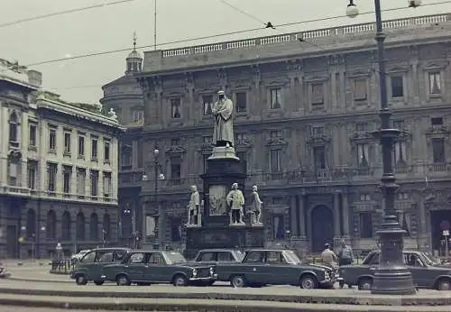 Vintage Foto Negativ Italien Mailand Piazza della Scala Strassenszene 1970s