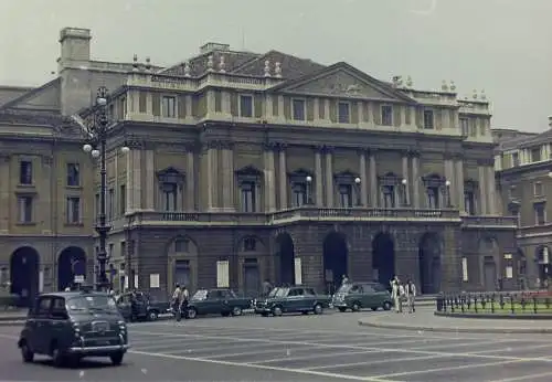 Vintage Foto Negativ Italien Mailand Teatro alla Scala Strassenszene 1970s