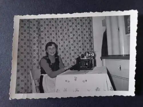 Alte Fotos  - die neue Schreibmaschine+Tippen mit Schreibmaschine - c1940/50 4St