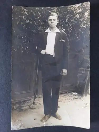Vintage Foto-AK  junger Mann mit einem Spazierstock im Arm 1930