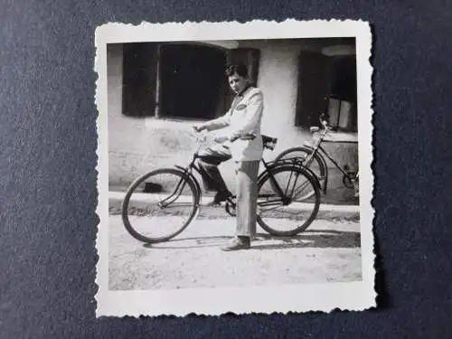 Vintage Foto Mann mit dem Fahrrad - Göttersdorf 1950