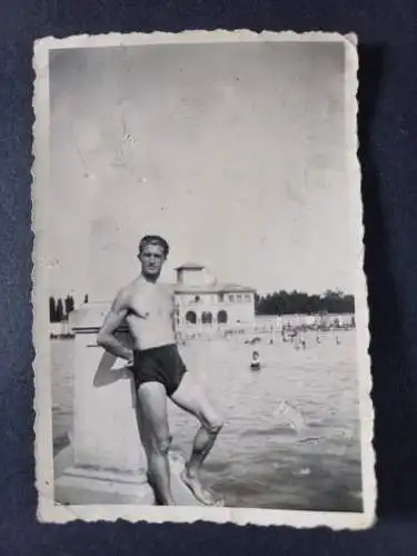 Antik  Foto junger Mann am Strand c1940