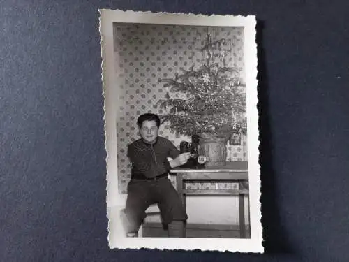 Alte Foto Weihnachten 1952 - neuer Fotoapparat unter dem Weihnachtsbaum