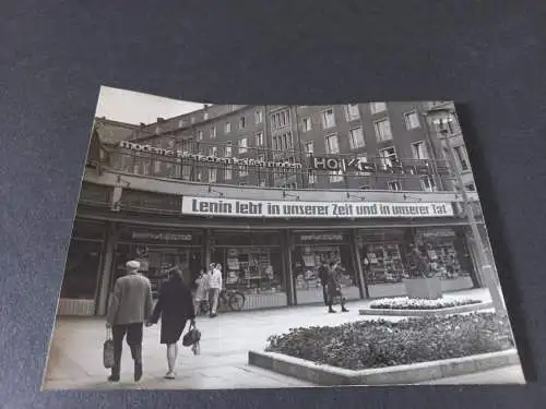 Vintage Foto  DDR Halle/s HO Kaufhalle "Lenin lebt in unserer Zeit ...." 1960s