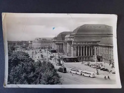 AK Postcard CPA  DDR Messestadt Leipzig - Hauptbahnhof  mit Vorplatz 1958