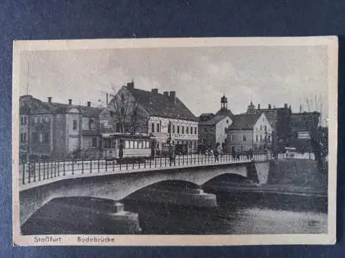 AK Postcard CPA Deutschland Staßfurt Sachsen-Anhalt Bodebrücke mit Strassenbahn