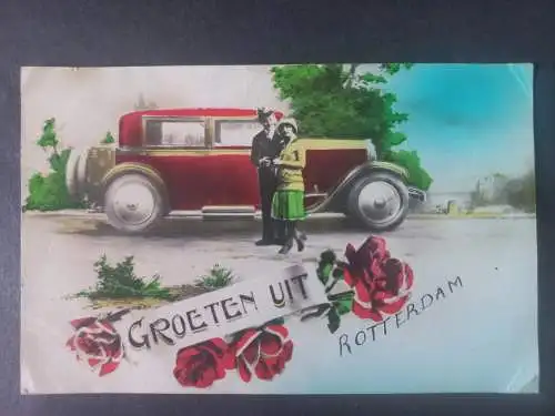 AK Postcard CPA Groeten uit Rotterdam 1947  Mann und Frau vor einem Oldtimer '33