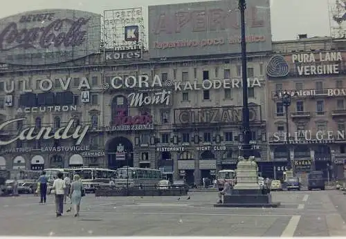 Vintage Foto Negativ Italien Mailand Piazzo del Duomo Strassenszene 1970s