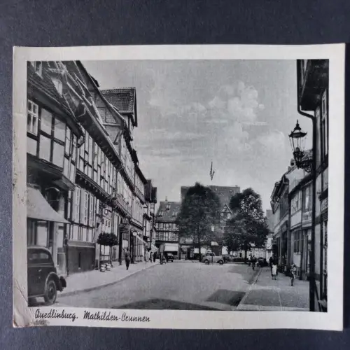 AK Postcard CPA Deutschland Quedlinburg Mathilden Brunnen und Strassenszene 1951