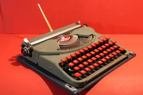 Vintage Groma Gromina Schreibmaschine mit rotem Tastatur VEB Chemnitz