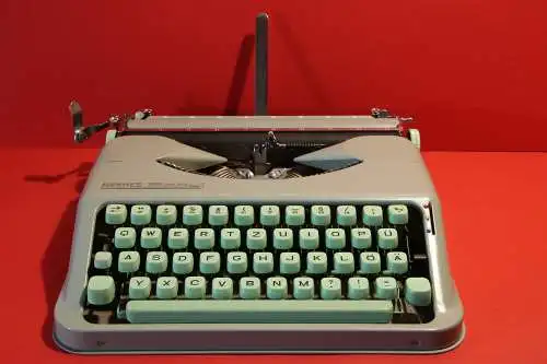 Hermes Baby Schreibmaschine grün  – tragbar, Schweiz  QWERTZ, mit Koffer