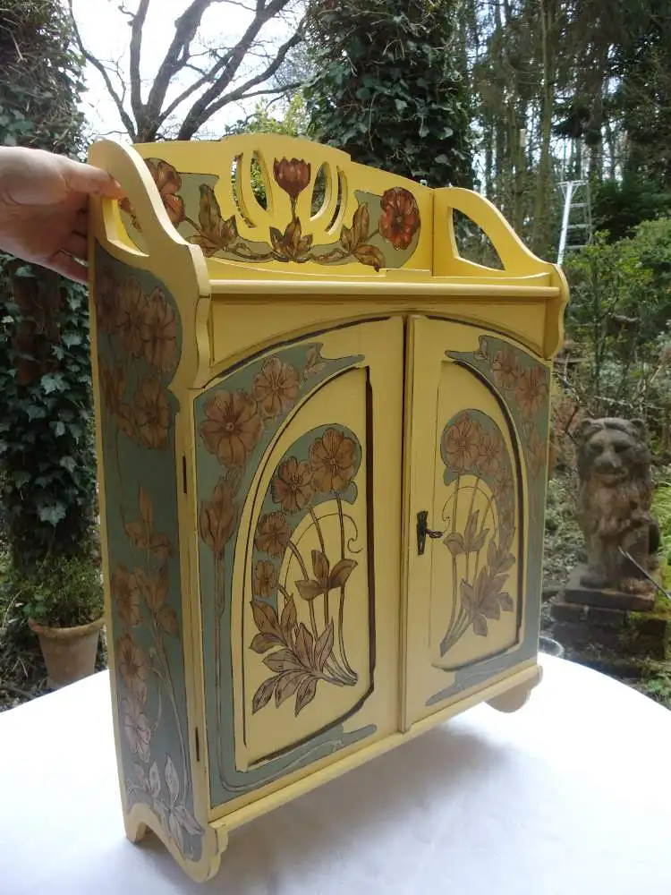 Antik Jugendstil Wandschränkchen Hängeschränkchen Schränkchen Apothekerschränkchen Brandmalerei Floral Wandkästchen Hängekästchen Blumen 1