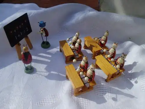 Vintage MINIATUR Holzschule Marienkäfer Käfer Käferschule Holzdeko Holzfigur Ostern Frühling Schule Holz 