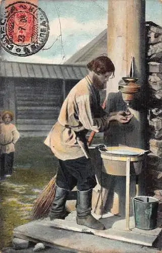 A035 Russland 1908 Junger Bauermann Hände wäscht sich im Hof ethnische Vintage Postkarte
