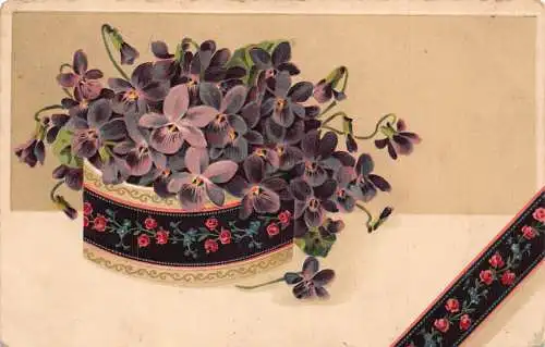 Grüße 1917 Violette Blumen in Rosen Muster Box geprägte Postkarte